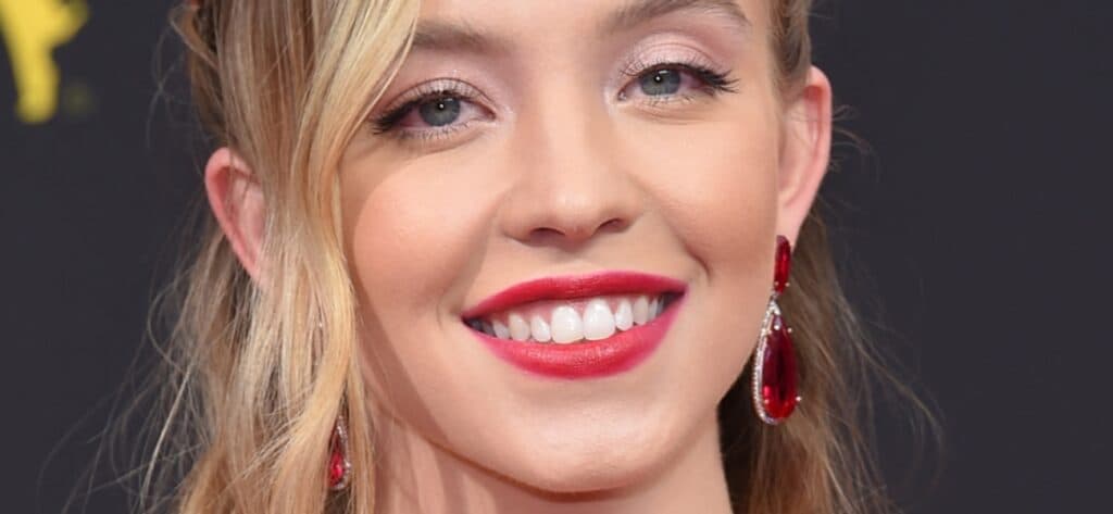Sydney Sweeney Sunkissed In Skimpy Bikini On All Fours A ’14/10′