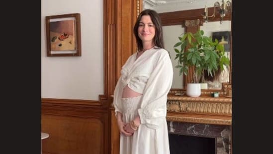 Anne Hathaway is pregnant! Actor announces third pregnancy with baby bump video